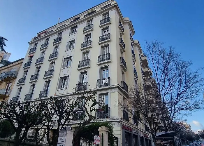Tres Joli 2 Pieces A Cote De L'ac Marriott Nizza